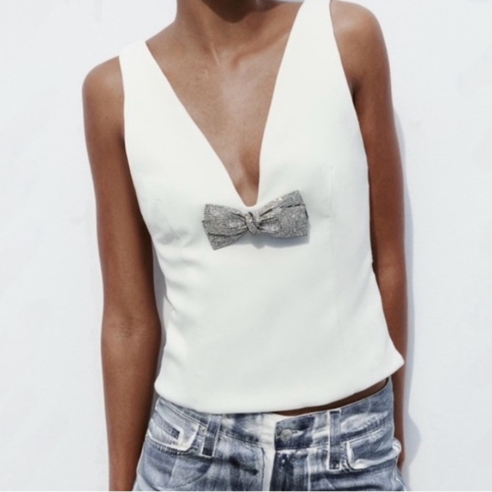 Zara NWT size M jewel bow top in white. Fitted stretch top V-neck in white.
